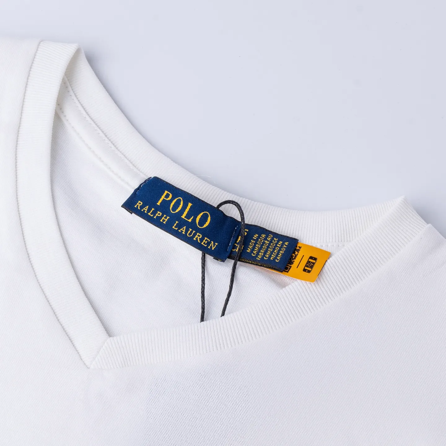 P126 Style number: 512 Ralph Lauren/Ralph Lauren 2025 new summer color matching pure cotton 240g Tajima embroidery V-neck T-shirt. The main logo on the neck has a QR code mark, which can be scanned for verification. The Tajima embroidery machine imported from Japan is used to create the pony mark, which is brightly colored. Distinguish the low-quality products on the market. 32 counts, 240g hydrophilic toner, 100% cotton fabric, comfortable and soft, highly breathable, focusing on high-end cost-effectiveness, needless to say good quality. Available in a variety of colors, both boys and girls can try this genderless style, giving them a yuppie tone in no time. Immerse yourself in your leisurely style, and have your own style in retro. Natural, vivid and very French romantic feelings, perfectly integrating youthful atmosphere and trend. Color: white, orange, navy blue, dark green Size: S-xL S Shoulder width 44 Bust 104 Sleeve length 23 Clothing length 72 M Shoulder width 45 Bust 108 Sleeve length 24 Clothing length 74 L Shoulder width 46 Bust 112 Sleeve length 25 Clothing length 76 xL Shoulder width 47 Bust 116 Sleeve length 26 Clothing length 78